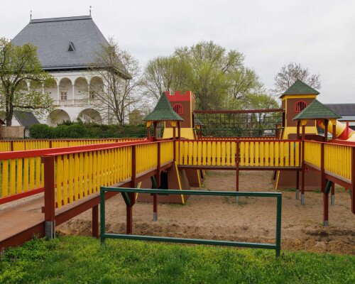 Kettes iskola játszótér