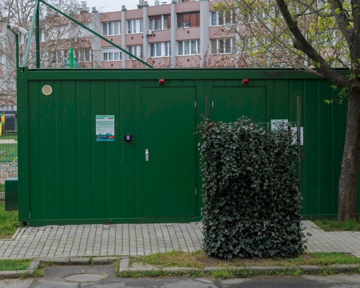 Nyilvános mosdó (Radnóti u.)