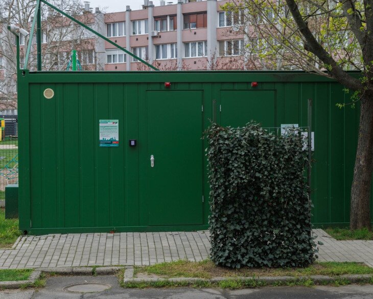 Nyilvános mosdó (Radnóti u.)